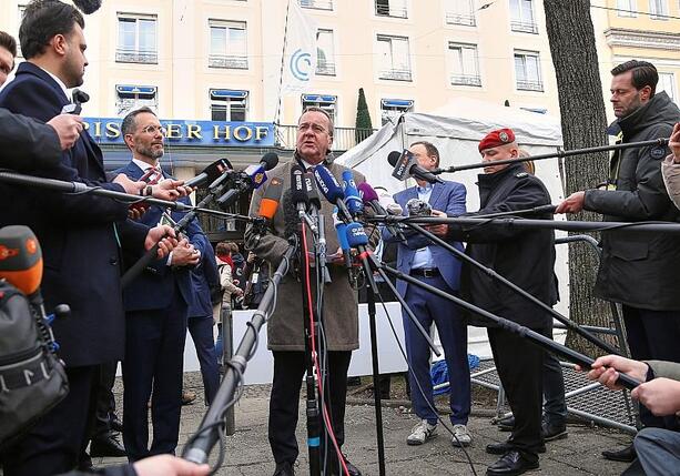 Bild vergr&ouml;&szlig;ern: Pistorius übergibt ersten Drohne aus neuer Produktion an Selenskyj