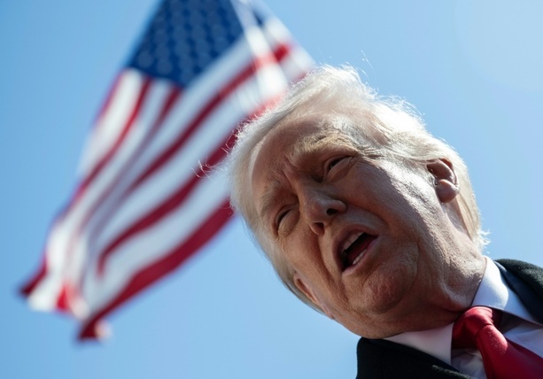 Bild vergr&ouml;&szlig;ern: Trump will zweiten Flugzeugträger in Nahen Osten verlegen