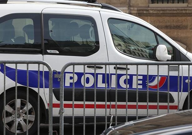 Bild vergr&ouml;&szlig;ern: Polizei schießt auf Messerangreifer in Paris