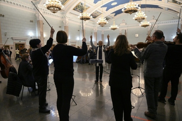 Bild vergr&ouml;&szlig;ern: Um die Seelen zu wärmen: Orchester-Musiker geben Konzert in Bahnhofshalle in Kiew