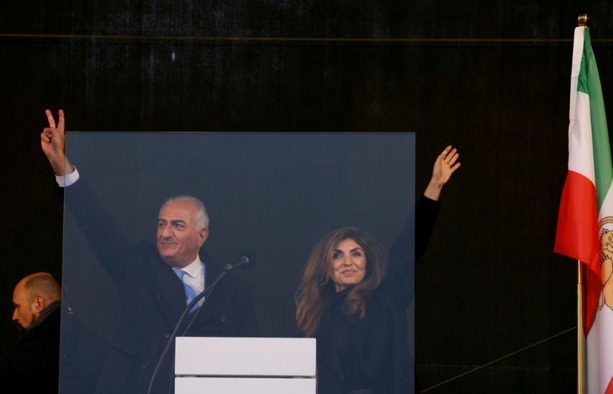 Bild vergr&ouml;&szlig;ern: Pahlavi bei Kundgebung in München: Möchte Übergang im Iran anführen