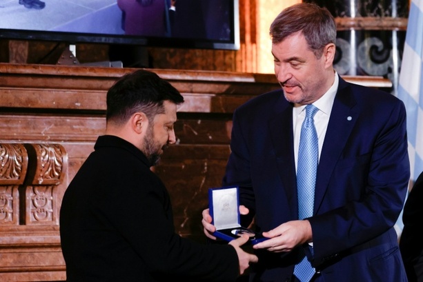 Bild vergr&ouml;&szlig;ern: Selenskyj nimmt in München stellvertretend für alle Ukrainer Kleist-Preis entgegen