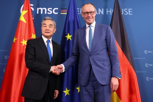 Bild vergr&ouml;&szlig;ern: Chinas Außenminister zu Merz: Beziehungen zwischen Peking und Berlin auf neue Ebene heben