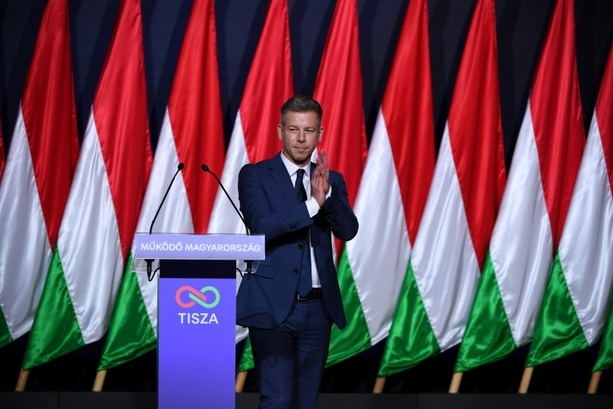 Bild vergr&ouml;&szlig;ern: Ungarns Oppositionsführer Magyar prangert Korruption von Orbans Regierung an