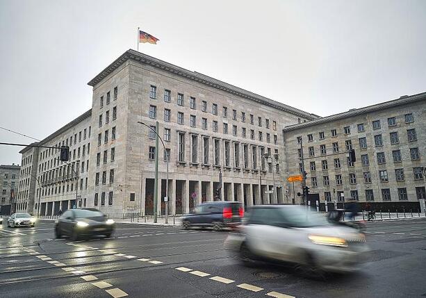 Bild vergr&ouml;&szlig;ern: Klingbeil will Konzept zur Senkung der Einkommensteuer vorlegen