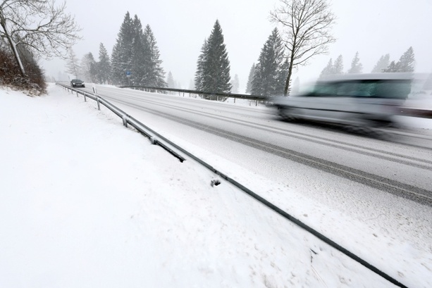 Bild vergr&ouml;&szlig;ern: Erneute Schneefälle in Deutschland: Zahlreiche Unfälle und Verkehrsbehinderungen