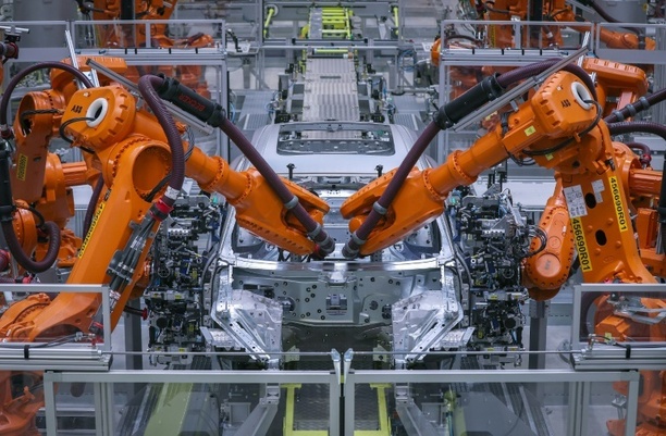 Bild vergr&ouml;&szlig;ern: Jobabbau in der Industrie hält an - Stimmung von Unternehmen leicht verbessert