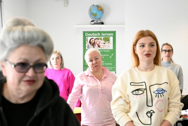 Bild vergr&ouml;&szlig;ern: Studie: Hälfte der Ukraine-Geflüchteten in Arbeit - aber strukturelle Grenzen