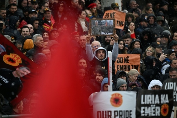 Bild vergr&ouml;&szlig;ern: Zehntausende demonstrieren im Kosovo gegen Haager Prozess gegen Ex-Präsident Thaci