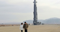 Nordkoreas Machthaber Kim inspiziert neuen Raketenwerfer für Atomsprengköpfe