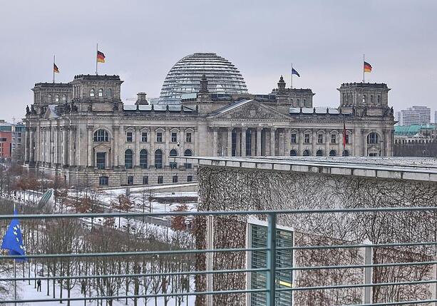 Bild vergr&ouml;&szlig;ern: Feuerwehreinsatz im Reichstagsgebäude nach Gas-Alarm
