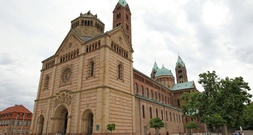 Motorradfahrer stürzt über kaputten Gullydeckel: Kein Schadenersatz von Stadt Speyer