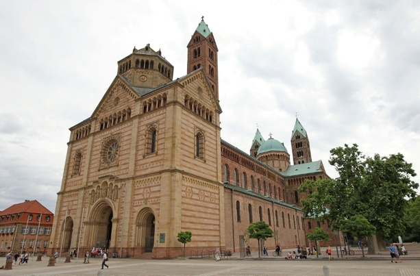 Bild vergr&ouml;&szlig;ern: Motorradfahrer stürzt über kaputten Gullydeckel: Kein Schadenersatz von Stadt Speyer