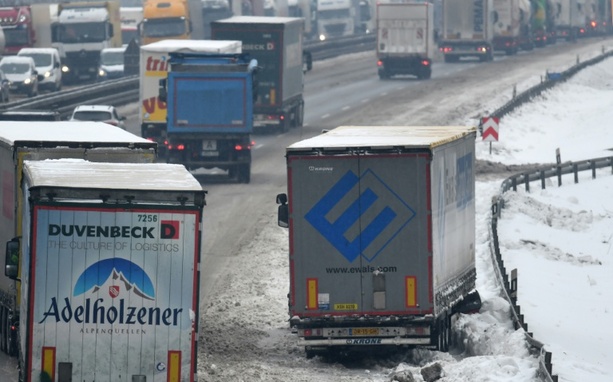 Bild vergr&ouml;&szlig;ern: Nochmals viele Unfälle durch Schneefall von Hessen bis Bayern