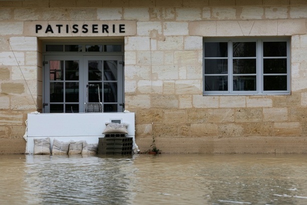 Bild vergr&ouml;&szlig;ern: Hochwasser und Wintersturm führen in Frankreich zu Verkehrsstörungen