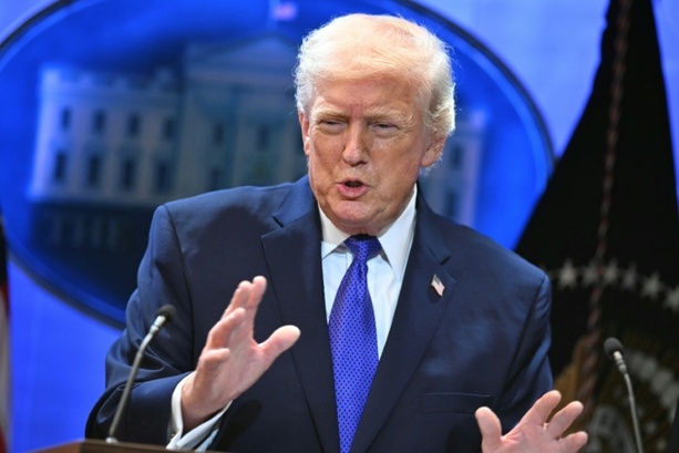 Bild vergr&ouml;&szlig;ern: Trump kündigt Anhebung neuer weltweiter Zölle von zehn auf 15 Prozent an