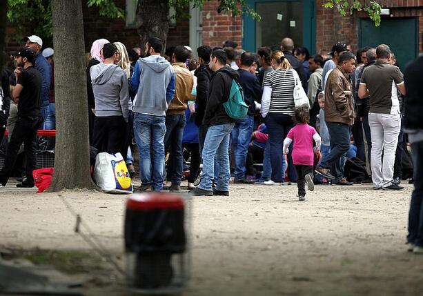 Bild vergr&ouml;&szlig;ern: SPD unterstützt Dobrindt-Pläne für Asylbewerber