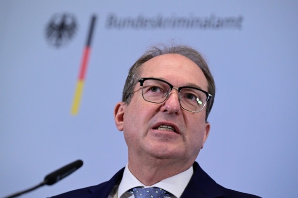 Bild vergr&ouml;&szlig;ern: Innenminister Dobrindt will Asylbewerber schneller in Arbeit bringen