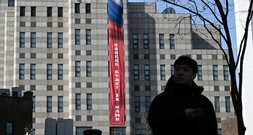 Vor Jahrestag des Ukraine-Kriegs: Siegesbanner an russischer Botschaft in Südkorea