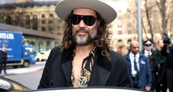 Neuer Vergewaltigungsvorwurf: Britischer Komiker Russell Brand plädiert auf nicht schuldig