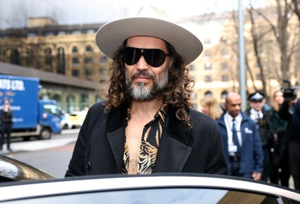 Bild vergr&ouml;&szlig;ern: Neuer Vergewaltigungsvorwurf: Britischer Komiker Russell Brand plädiert auf nicht schuldig