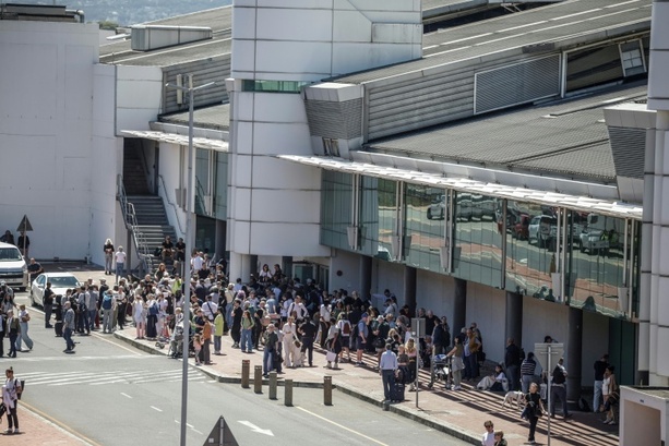 Bild vergr&ouml;&szlig;ern: Feuer am Flughafen Kapstadt - Internationale Flüge beeinträchtigt
