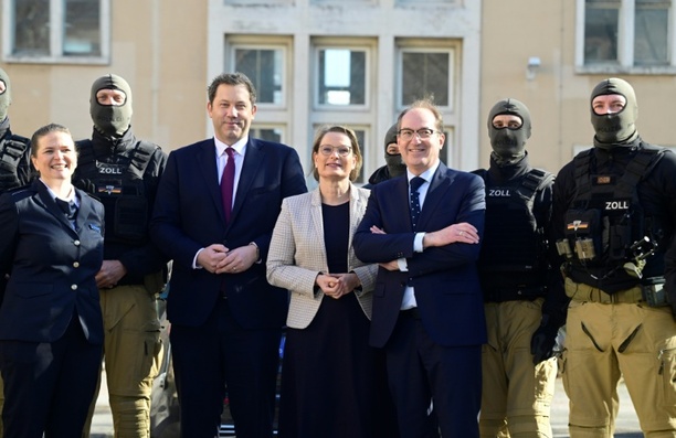 Bild vergr&ouml;&szlig;ern: Bundesregierung sagt organisiertem Verbrechen den Kampf an