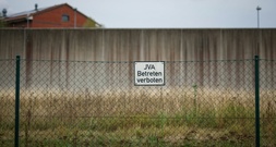 Gefesselten Gefangenen getreten: Pensionierter Beamter verliert Ruhestandsgehalt