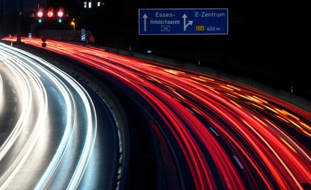 Bild vergr&ouml;&szlig;ern: Einigung auf Tarifpaket: Mehr Geld für Beschäftigte der Autobahn GmbH ab Mai