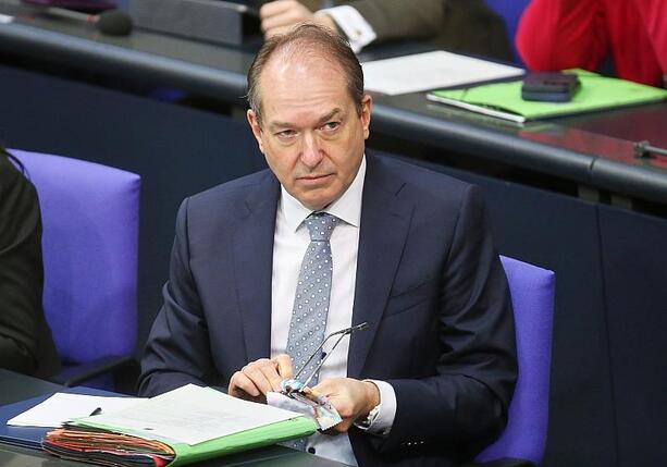 Bild vergr&ouml;&szlig;ern: Dobrindt hält nach Gerichtsbeschluss an Beobachtung der AfD fest