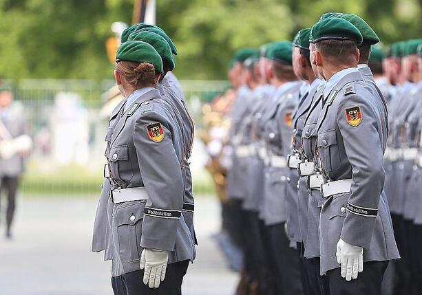 Bild vergr&ouml;&szlig;ern: Zahl minderjähriger Rekruten bei Bundeswehr auf Rekordhoch