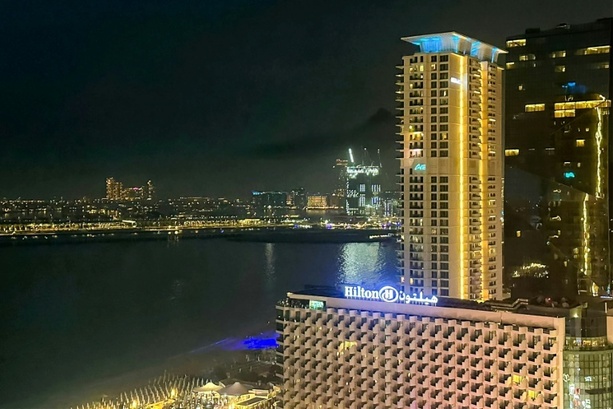 Bild vergr&ouml;&szlig;ern: Augenzeugen: Explosion auf bekannter künstlicher Inselgruppe in Dubai