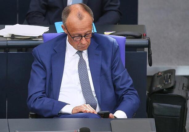 Bild vergr&ouml;&szlig;ern: Merz telefoniert wegen Iran-Luftschlägen mit Partnern