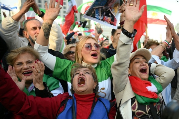 Bild vergr&ouml;&szlig;ern: Nach Angriffen gegen Iran: Demos und Freudenfeiern in deutschen Städten