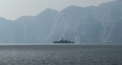 Behörden: Drei Schiffe in Straße von Hormus von unbekannten Geschossen getroffen