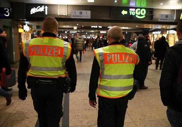 Bild vergr&ouml;&szlig;ern: Bundespolizei an Bahnhöfen und Flughäfen in Alarmbereitschaft