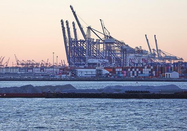 Bild vergr&ouml;&szlig;ern: Umfrage: Knappe Mehrheit für härtere Gangart der EU im Zollstreit