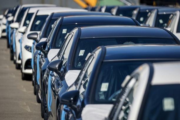 Bild vergr&ouml;&szlig;ern: Zahl der E-Autos im Bestand steigt über zwei Millionen - Anteil bei 4,1 Prozent