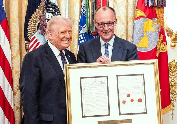 Bild vergr&ouml;&szlig;ern: Trump bekommt von Merz Kopie von Handelsvertrag mit Preußen