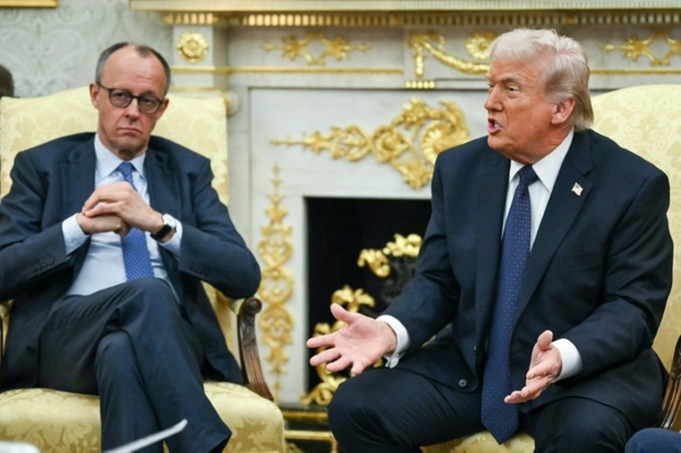 Bild vergr&ouml;&szlig;ern: Merz versucht Trump mit Faksimile von historischer Urkunde in Handelsstreit zu besänftigen