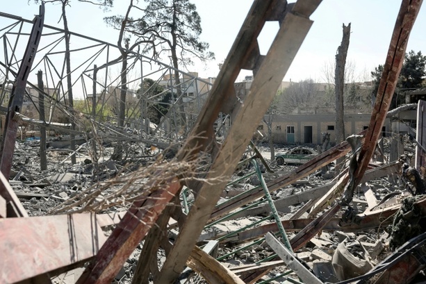 Bild vergr&ouml;&szlig;ern: Iran-Krieg: Neue massive Angriffe - Mädchen in Kuwait getötet - USA versenken iranisches Kriegsschif