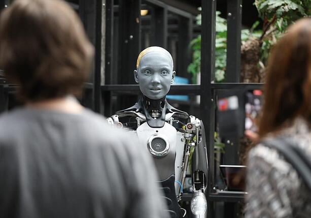 Bild vergr&ouml;&szlig;ern: Religionswissenschaftlerin: Tech-Eliten machen KI zur Heilslehre