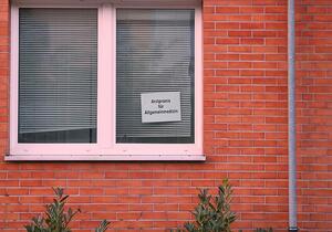 Arbeitgeber: Lohnfortzahlung erst ab dem zweiten Krankheitstag