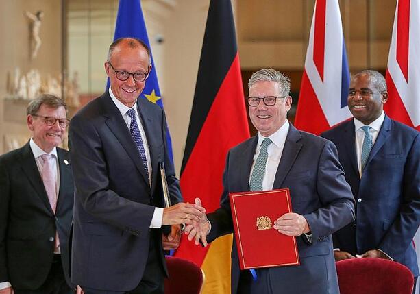 Bild vergr&ouml;&szlig;ern: Bundestag billigt Freundschaftsvertrag mit Großbritannien