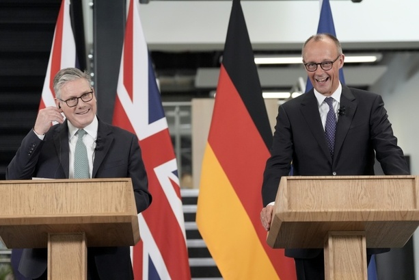 Bild vergr&ouml;&szlig;ern: Bundestag billigt Freundschaftsvertrag mit Großbritannien