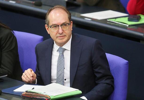 Bild vergr&ouml;&szlig;ern: Dobrindt verkündet Einigung bei Abschiebezentren