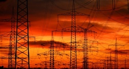 Produktion von grünem Strom 2025 konstant - deutlich mehr Strom aus Erdgas