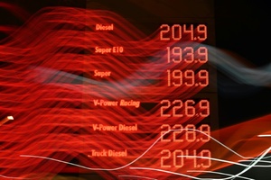 Wirtschaft fordert Hilfe bei Spritpreisen - Politik und Experten bremsen