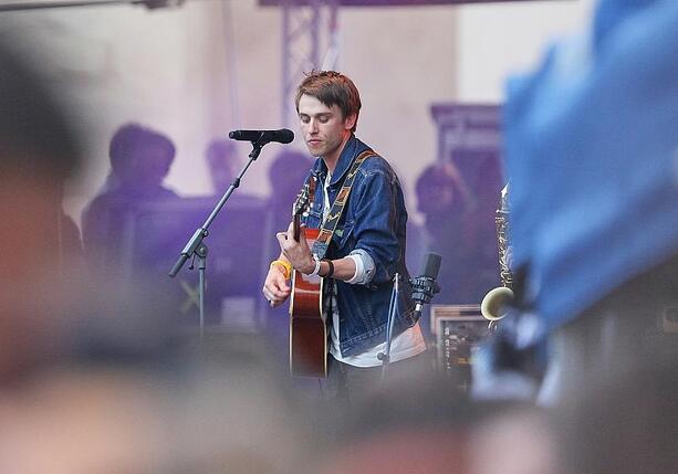 Bild vergr&ouml;&szlig;ern: Clueso auf Platz eins der Album-Charts