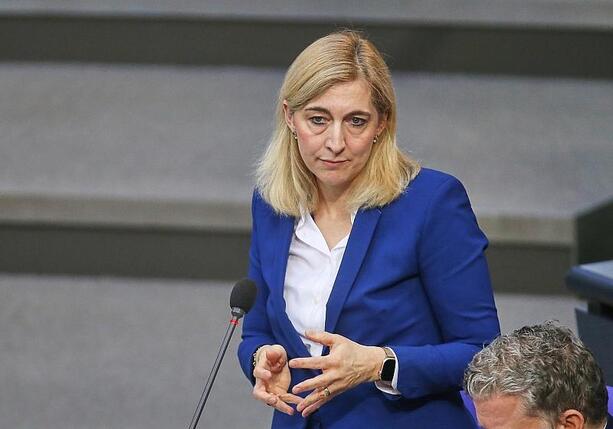 Bild vergr&ouml;&szlig;ern: Warken freut sich über EU-Einigung zum Pharmapaket